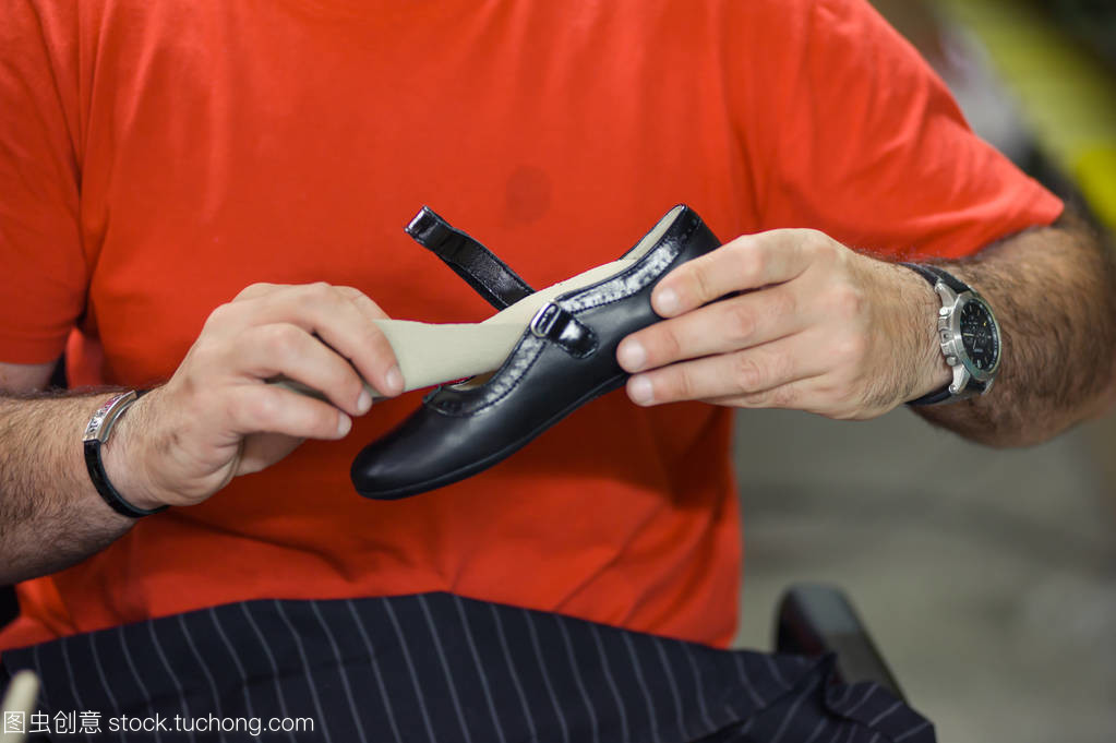 制鞋业是制作鞋类的过程